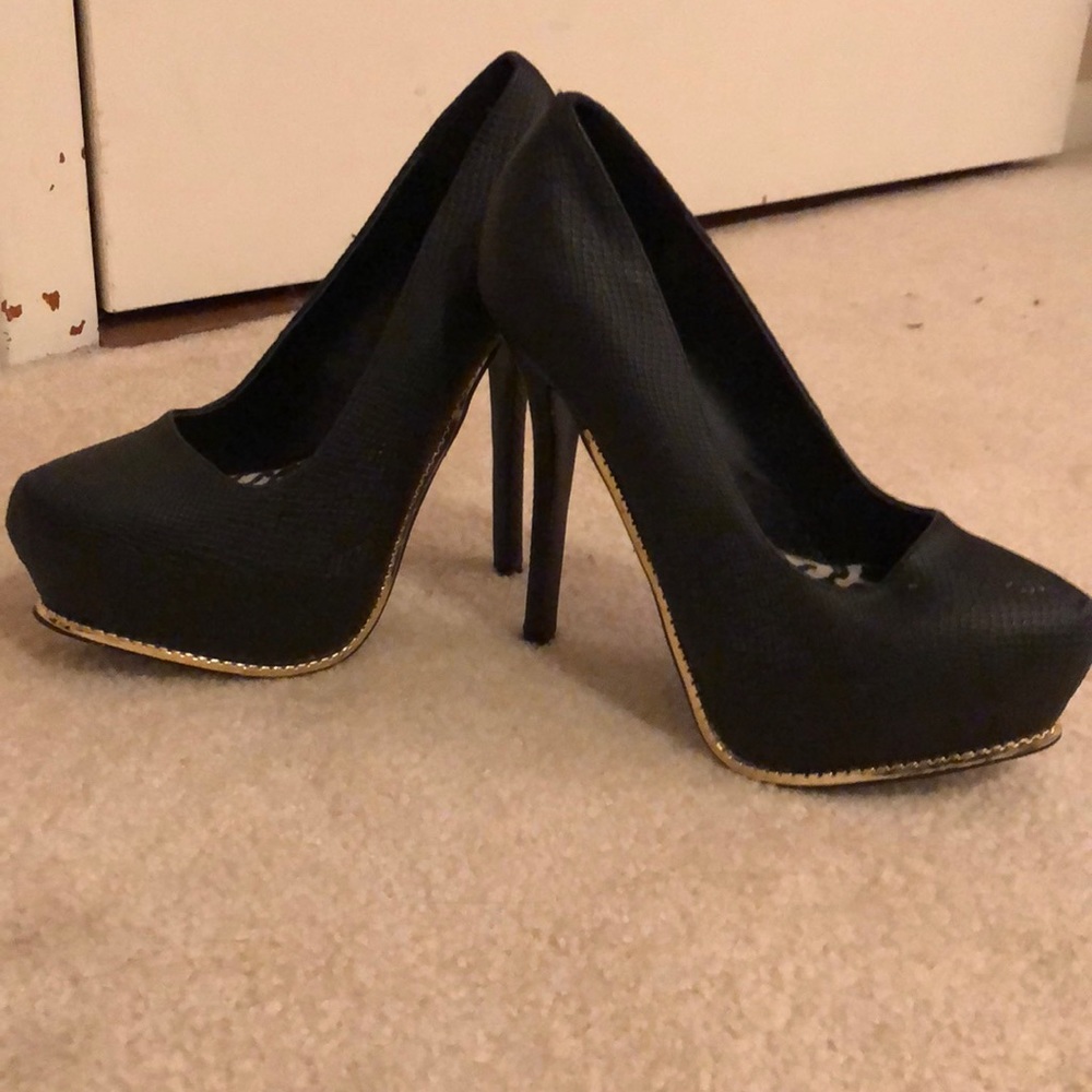 Black 5.5 inch pumps